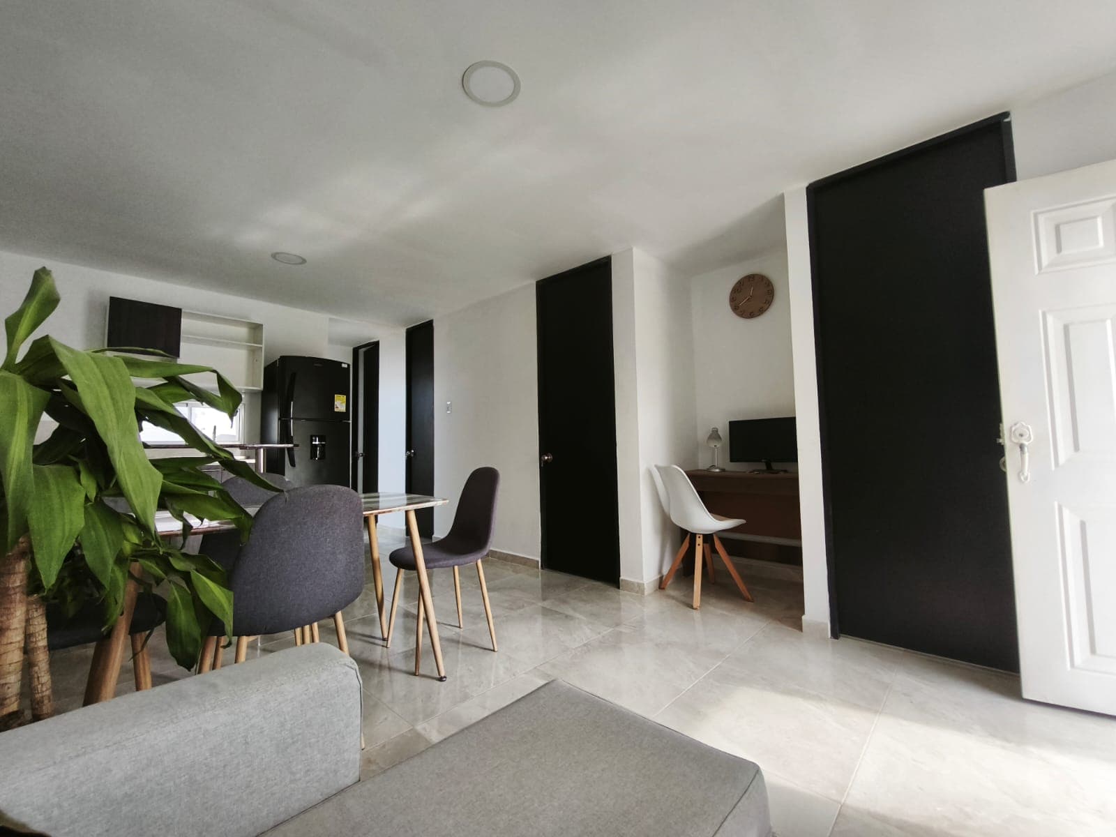Habitación equipada con camarote de madera y ventana iluminada